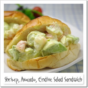 海老、アボカド、チコリのサラダサンドイッチ