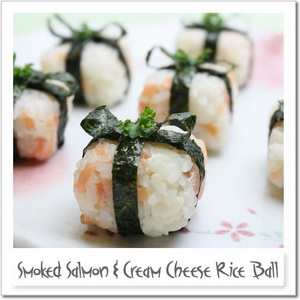 スモークサーモンとクリームチーズのおむすび～プレゼント仕立て～